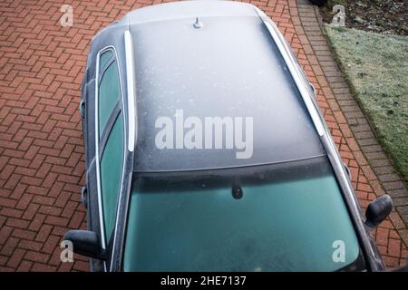 Draufsicht auf ein mit Eisfrost bedecktes Auto Stockfoto