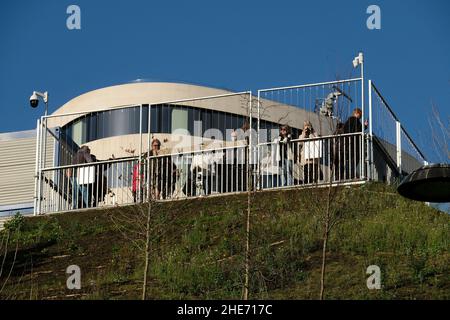 Marble Arch, London, Großbritannien. 9th. Januar 2022. Der letzte Tag des Marble Arch Mound, der mit geschätzten Kosten von mehr als £6 Millionen als das schlechteste Wahrzeichen Londons gilt. Kredit: Matthew Chattle/Alamy Live Nachrichten Stockfoto