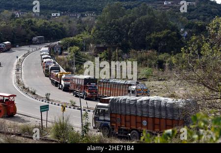 Jammu, das von Indien kontrollierte Kaschmir. 9th Januar 2022. Gestrandete Lastwagen parken auf der Straße am Stadtrand von Jammu, der Winterhauptstadt des von Indien kontrollierten Kaschmir, 9. Januar 2022. Starker Schneefall traf die Ebenen und die Obergebiete des von Indien kontrollierten Kaschmir, was zur Schließung von Straßen und zur Annullierung von Flügen führte, sagten Beamte am Samstag. Die Behörden sagten, dass der Verkehr auf der Autobahn Srinagar-Jammu aufgrund der Neuanhäufung von Schnee an vielen Orten, insbesondere in Banihal, ausgesetzt wurde. Quelle: Str/Xinhua/Alamy Live News Stockfoto