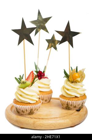 Weihnachts-Cupcakes mit Vanillefrosting, Preiselbeeren und Rosmarin Stockfoto