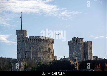 Windsor, Großbritannien. 9th. Januar 2022. Eine Flugverbotszone mit einem Radius von 1,4 Meilen um Windsor Castle soll ab dem 27th. Januar 2022 in Kraft treten. Flugzeuge dürfen nicht tiefer fliegen als in einer Höhe von 2.500 Fuß über der königlichen Residenz. Drohnen werden ebenfalls verboten. Ihre Majestät Königin Elizabeth II. Ist derzeit während der letzten Omicron-Variantenphase von Covid-19 in Windsor Castle zu sehen. Diese neuen Sicherheitsmaßnahmen wurden gemeldet, weil am Weihnachtstag ein Eindringling mit einem Kreuzbogen in das Gelände von Windsor Castle eindringt. Der Mann ist seitdem sectio Stockfoto