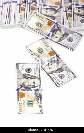 Satz fliegender 100-Dollar-Banknoten, isoliert auf weißem Hintergrund Stockfoto