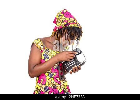 Schöne junge Frau in einem traditionellen Lendenschurz mit einem Mobiltelefon. Stockfoto