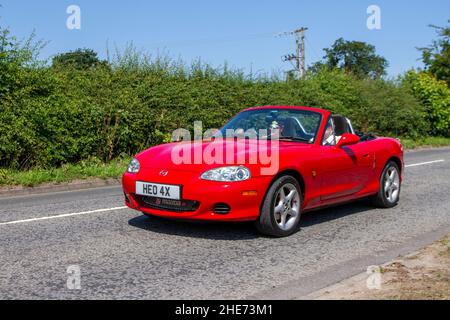 2002 roter Mazda MX-5 i, 1598cc 5-Gang-Schaltgetriebe auf dem Weg zur Capesthorne Hall Classic July Car Show, Ceshire, Großbritannien Stockfoto