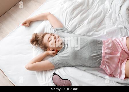 Morgen der schönen Frau, die sich auf dem Bett streckt Stockfoto