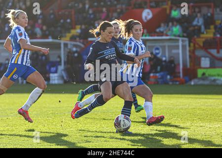 Crawley, Großbritannien. 01st Dez 2019. Crawley, England, 9th 2022. Januar: Hayley Raso (13 Manchester City) schiebt den Ball an Torhüter Megan Walsh (1 Brighton) vorbei, um Manchester Citys fünftes Tor beim Barclays FA Womens Super League-Spiel zwischen Brighton & Hove Albion und Manchester City im People's Pension Stadium in Crawley zu erzielen. Jordan Colborne/SPP Credit: SPP Sport Press Photo. /Alamy Live News Stockfoto