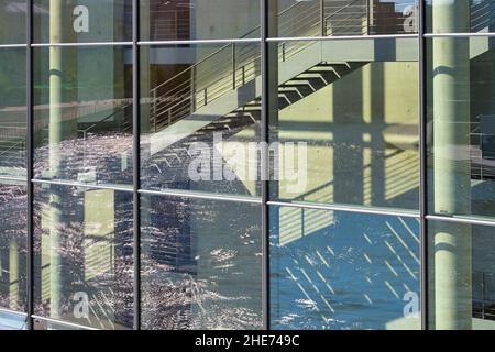 Spree spiegelt sich in der Glasfassade des Paul-Loebe-Parlamentsgebäudes, Regierungsviertel in Berlin Mitte, Berlin, Deutschland Stockfoto