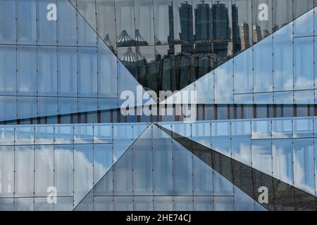 Spiegelung an einer Glasfensterfassade, 3XN Kubusgebäude, Regierungsbezirk, Tiergarten, Berlin, Deutschland Stockfoto