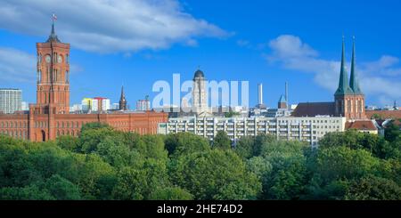 Erhöhte Ansicht des Roten Rathauses, Bezirk Berlin Mitte, Berlin, Deutschland Stockfoto