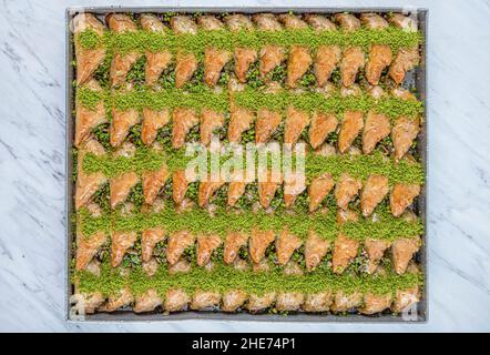 Pistazie Sobiyet Baklava. Türkisches Dessert Sobiyet Baklava mit Pistazie. Der lokale Name von Baklava ist kaymakli sobiyet. Stockfoto