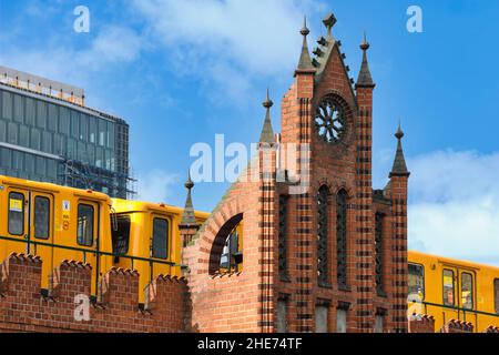 Gelbe S-Bahn auf der Oberbaumbrücke über die Spree, Berlin, Deutschland Stockfoto