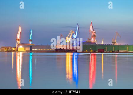 Stadt Pula Werft beleuchtete Kräne Abendansicht, Istrien Region Kroatien Stockfoto