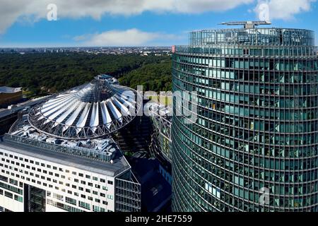 Erhöhter Blick auf das Sony Center und das Deutsche Bahngebäude, Potsdamer Platz, Berlin, Deutschland Stockfoto