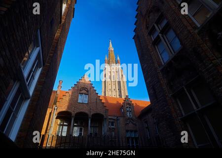 Kirche der Muttergottes im Stadtzentrum von Brügge Stockfoto