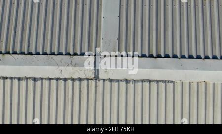 Luftüberdachungsinspektion einer Metalldachfabrik, die den Grat mit einigen Reparaturen zeigt Stockfoto