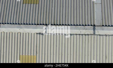 Luftüberdachungsinspektion einer Metalldachfabrik, die den Grat mit einigen Reparaturen zeigt Stockfoto