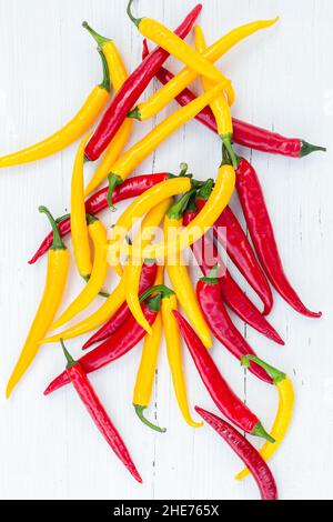 Direkt über Schuss rote scharfe Chilischoten auf Holztisch Stockfoto