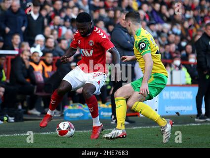 Charlton Athletic's Diallang Jaiyesimi (links) und Kenny McLean von Norwich City kämpfen beim dritten Lauf des Emirates FA Cup im Londoner Valley um den Ball. Bilddatum: Sonntag, 9. Januar 2022. Stockfoto