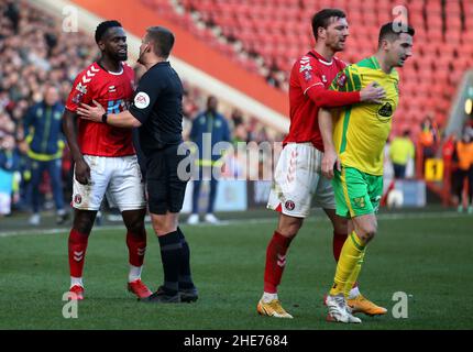 Charlton Athletics Diallang Jaiyesimi (links) trifft auf Kenny McLean (rechts) von Norwich City, als Schiedsrichter Josh Smith beim dritten Lauf des Emirates FA Cup im Londoner Valley mitmacht. Bilddatum: Sonntag, 9. Januar 2022. Stockfoto