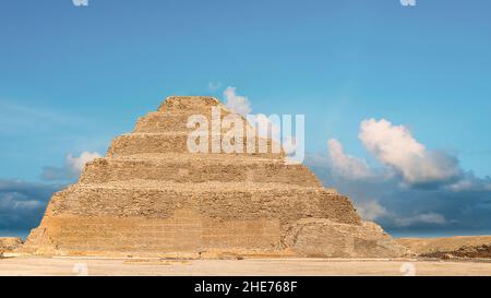 Die älteste stehende Stufenpyramide in Ägypten, entworfen von Imhotep für König Djoser, befindet sich in Saqqara, einem alten buri Stockfoto