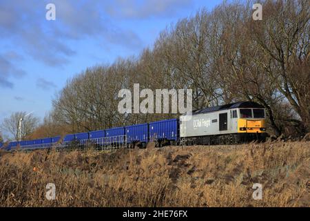 60055 DC Rail Freight, dieselbetriebener Güterzug in der Nähe des Stadtbahnhofs von Whittlesey, Fenland, Cambridgeshire, England Stockfoto