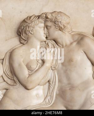 Ornamentales Relief eines Brunnens in Florenz, Italien. Alte Skulptur mit küssenden Paar. Florentiner Kunst 16. Jahrhundert. Stockfoto