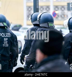 Polizeiliche Sicherheitskräfte bei Protesten von Gegnern der Corona-Maßnahmen und Impfpflicht in der Innenstadt von Magdeburg in Deutschland Stockfoto
