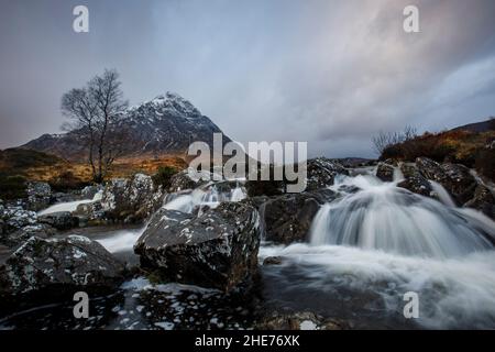 Wasserfall und Buachaille Etive Mòr Scotland Highlands Stockfoto