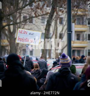 Demonstration von Corona-Leugnern und Impfgegnern im Stadtzentrum von Magdeburg. Übersetzung auf dem Schild: Nein zur Zwangsimpfung Stockfoto