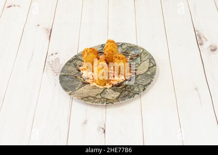 Nach dem Rollen auf die dehydrierte Kokosnussrolle legen. Zum Dekorieren von Pilzen. Mit Teriyaki oder Sojasauce servieren Stockfoto