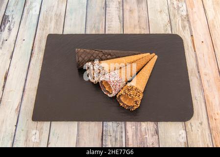 Eiskonus ist eine trockene, konische Pasta, die normalerweise aus Wafer hergestellt wird und es Ihnen ermöglicht, ohne Schüssel und Löffel Eis zu essen Stockfoto