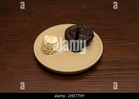 Cremige Schokoladenschokolade, die innen mit Vanilleeis schmilzt Stockfoto