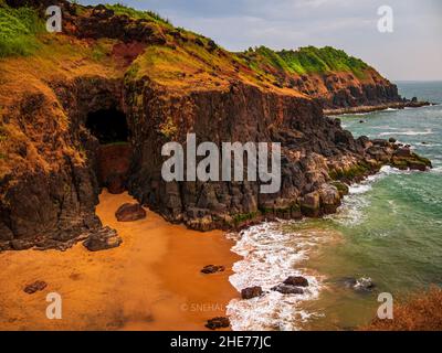 RATNAGIRI, INDIEN - 19. November 2021 : nicht identifizierter Tourist, der am Devghali- oder Kasheli-Strand, einem versteckten Reiseziel mit atemberaubender Landschaft, Spaß hat Stockfoto