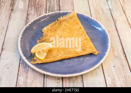 Die Crepes sind französischer Herkunft und akzeptieren eintausend Füllungen. Zu den klassischen gehören Creme, Schokoladencreme, Marmeladen und Zitrusfrüchte. Stockfoto