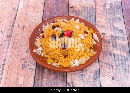 PILAU-Reis ist viel interessanter als gekochter Reis. Aromatisiert mit Kardamom, Kreuzkümmel, Kurkuma, Zimt und Lorbeerblättern, ist es ein köstlicher Begleiter Stockfoto