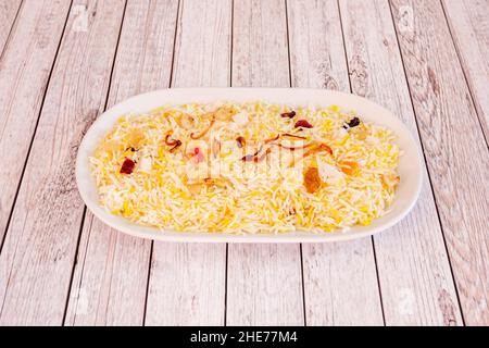 PILAU-Reis ist viel interessanter als gekochter Reis. Aromatisiert mit Kardamom, Kreuzkümmel, Kurkuma, Zimt und Lorbeerblättern, ist es ein köstlicher Begleiter Stockfoto