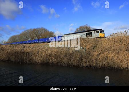 60055 DC Rail Freight, dieselbetriebener Güterzug in der Nähe des Stadtbahnhofs von Whittlesey, Fenland, Cambridgeshire, England Stockfoto