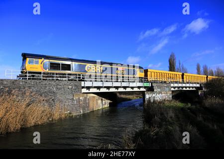 GBRF 66751 Diesel-Güterzug in der Nähe des Stadtbahnhofs von Whittlesey, Fenland, Cambridgeshire, England Stockfoto