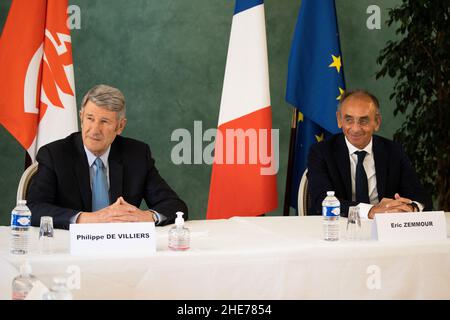 Der französische Präsidentschaftskandidat der extremen Rechten Eric Zemmour und der französische Rechtsextreme Philippe de Villiers am 8. Januar 2022 im Rathaus von Les Sables d Olonne, Westfrankreich. Foto von Raphael Lafargue/ABACAPRESS.COM Stockfoto