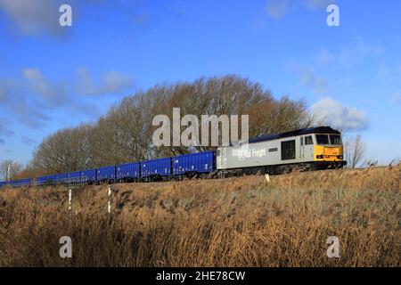 60055 DC Rail Freight, dieselbetriebener Güterzug in der Nähe des Stadtbahnhofs von Whittlesey, Fenland, Cambridgeshire, England Stockfoto