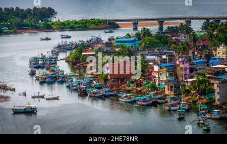 RATNAGIRI, INDIEN - 19. November 2021 : Panoramablick auf Fischerboote am Someshwar Creek in der Nähe der Fischerkolonie, der Bhatia-Brücke und des Arabischen Meeres Fr. Stockfoto