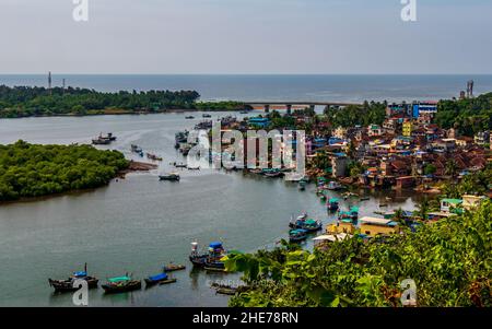 RATNAGIRI, INDIEN - 19. November 2021 : Panoramablick auf Fischerboote am Someshwar Creek in der Nähe der Fischerkolonie, der Bhatia-Brücke und des Arabischen Meeres Fr. Stockfoto