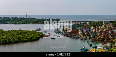 RATNAGIRI, INDIEN - 19. November 2021 : Panoramablick auf Fischerboote am Someshwar Creek in der Nähe der Fischerkolonie, der Bhatia-Brücke und des Arabischen Meeres Fr. Stockfoto