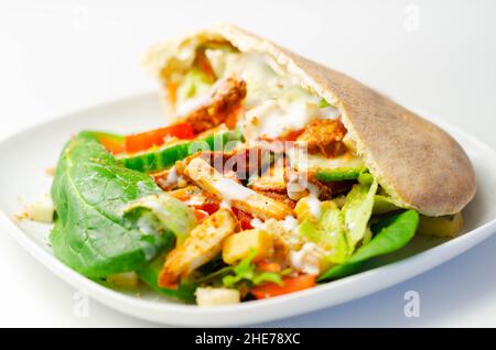 Mediterrane Stil Pitta mit würzigen Huhn, Gurke, Tomaten, Salat und Mayo-Sauce, leckeres Essen zubereitet Stockfoto