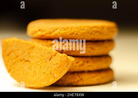 Nahaufnahme eines Stapels Zimt Haferkekse auf weißem Hintergrund, ein köstlicher und gesunder Snack Stockfoto