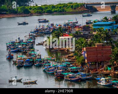 RATNAGIRI, INDIEN - 19. November 2021 : Panoramablick auf Fischerboote am Someshwar Creek in der Nähe der Fischerkolonie, der Bhatia-Brücke und des Arabischen Meeres Fr. Stockfoto