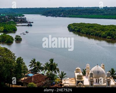 RATNAGIRI, INDIEN - 19. November 2021 : Panoramablick auf Someshwar Creek mit schöner Moschee vom Thibaw Point. Touristenattraktion bei Sonnenuntergang. Stockfoto