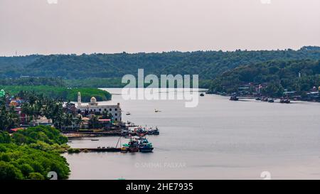 RATNAGIRI, INDIEN - 19. November 2021 : Panoramablick auf Someshwar Creek mit schöner Moschee vom Thibaw Point. Touristenattraktion bei Sonnenuntergang. Stockfoto