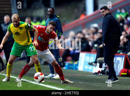 Charlton Athletic Caretaker Manager Johnnie Jackson (rechts) sieht zu, wie Teemu Pukki von Norwich City (links) und Jason Pearce von Charlton Athletic während des dritten Spiels des Emirates FA Cup im Londoner Valley um den Ball kämpfen. Bilddatum: Sonntag, 9. Januar 2022. Stockfoto