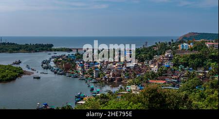 RATNAGIRI, INDIEN - 19. November 2021 : Panoramablick auf Fischerboote am Someshwar Creek in der Nähe der Fischerkolonie, der Bhatia-Brücke und des Arabischen Meeres Fr. Stockfoto